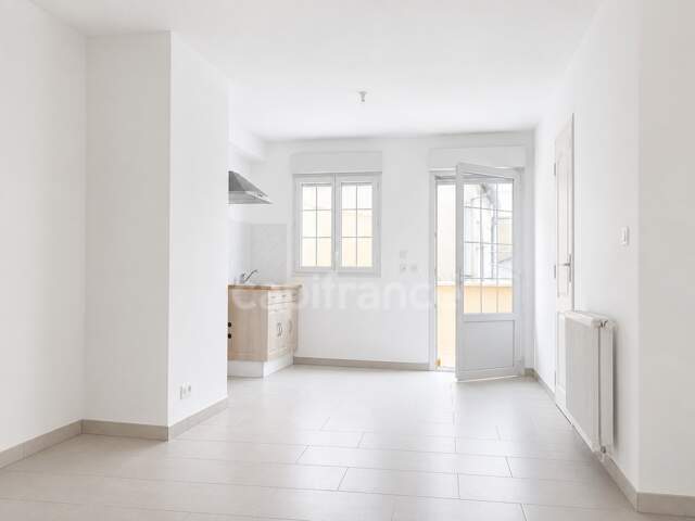 SITUÉ À 10 MINUTES DU MANS - Appartement 2 pièces de plain-pied rénové avec une place de stationnement — photo du bien