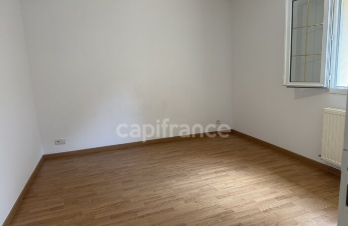 SITUÉ À 10 MINUTES DU MANS - Appartement 2 pièces de plain-pied rénové avec une place de stationnement — photo 3
