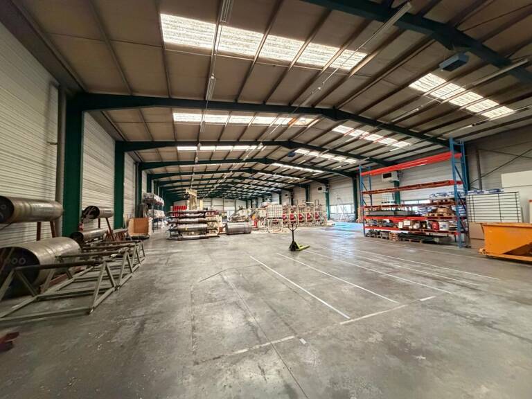 Locaux industriels 2000 m² à louer SAINTE HELENE DU LAC (73) — photo 1