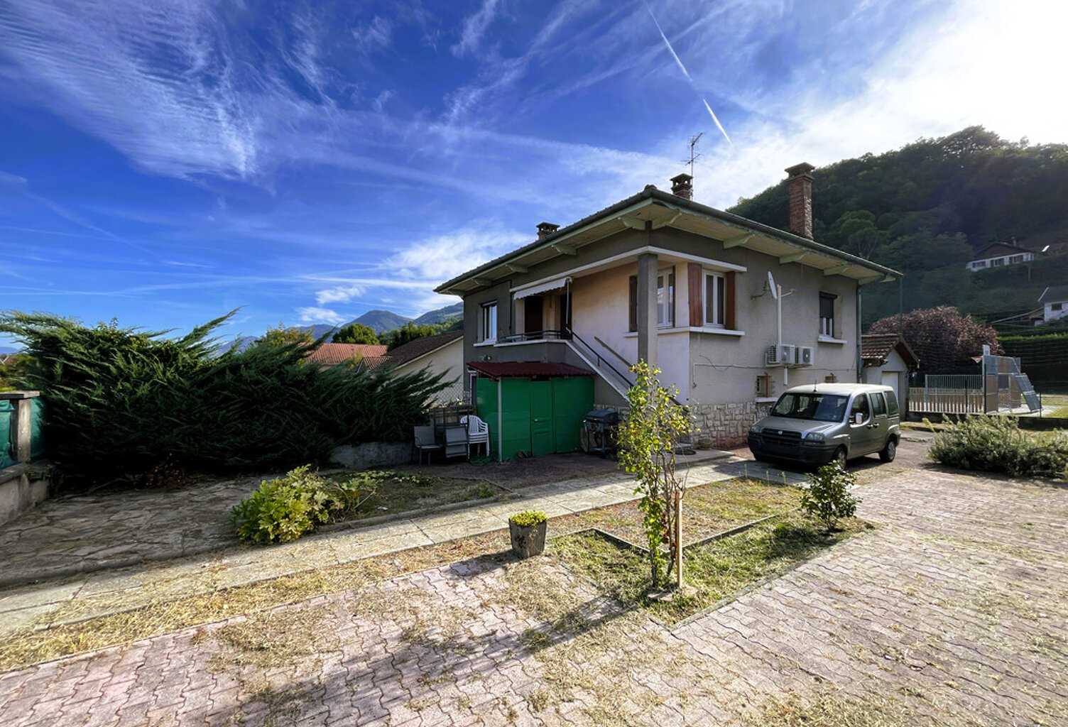 Villa sur sous-sol + garages sur terrain clos — photo 1