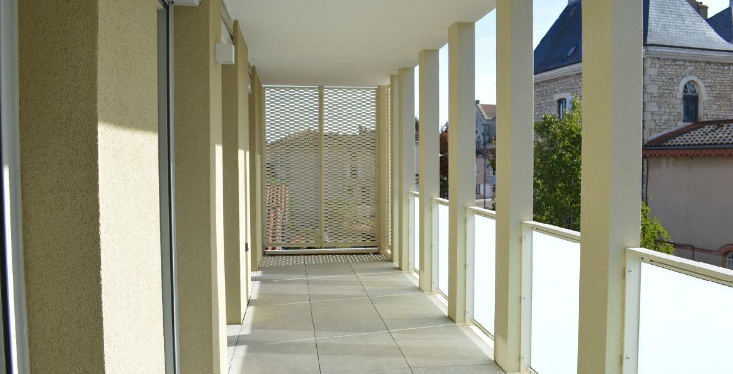 À LOUER – T3 RÉCENT AVEC GRANDE TERRASSE ET GARAGE – ANSE — photo 1