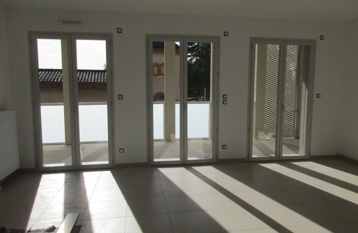 À LOUER – T3 RÉCENT AVEC GRANDE TERRASSE ET GARAGE – ANSE — photo 4