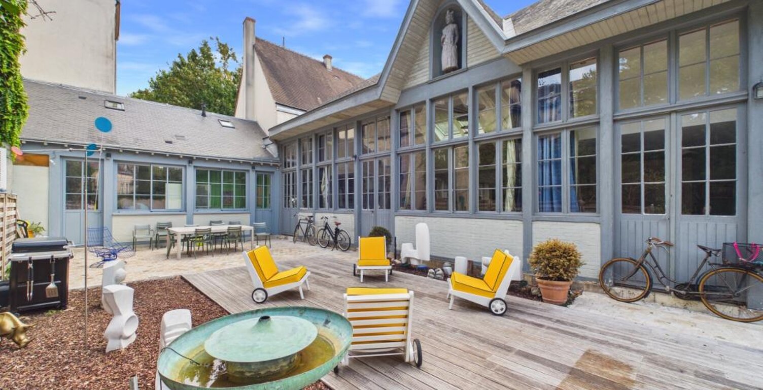 À deux pas de la cathédrale, vaste maison de 250 m² au calme absolu, agrémentée d'une terrasse d'exception et d'un studio indépendant - Chartres (28000) — photo 1