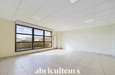 À louer : un vaste local d’activité de 720 m² implanté sur la commune de Gellainville (28630), aux portes de Chartres — photo du bien