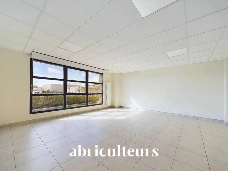 À louer : un vaste local d’activité de 720 m² implanté sur la commune de Gellainville (28630), aux portes de Chartres — photo 1