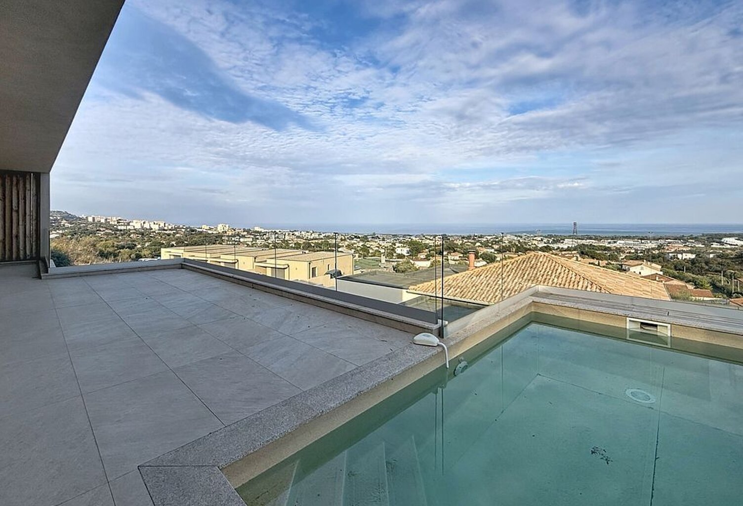 Villa contemporaine T4/T5 de 150 m² avec piscine et vue panoramique — photo 1