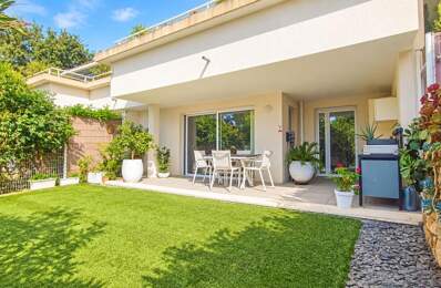 À vendre à Six-Fours-les-Plages : appartement T3 de standing de 82 m² en rez-de-jardin avec terrasse, jardin et deux garages — photo du bien