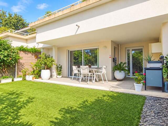 À vendre à Six-Fours-les-Plages : appartement T3 de standing de 82 m² en rez-de-jardin avec terrasse, jardin et deux garages — photo du bien