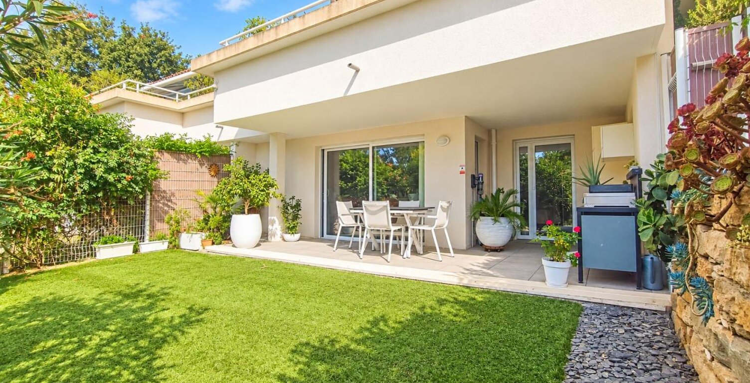 À vendre à Six-Fours-les-Plages : appartement T3 de standing de 82 m² en rez-de-jardin avec terrasse, jardin et deux garages — photo 1