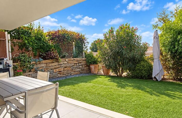 À vendre à Six-Fours-les-Plages : appartement T3 de standing de 82 m² en rez-de-jardin avec terrasse, jardin et deux garages — photo 2