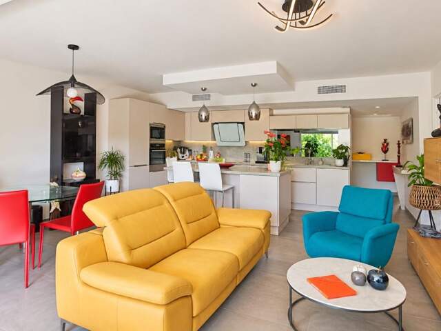 À vendre à Six-Fours-les-Plages : appartement T3 de standing de 82 m² en rez-de-jardin avec terrasse, jardin et deux garages — photo du bien