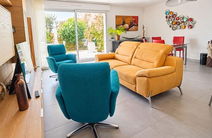 À vendre à Six-Fours-les-Plages : appartement T3 de standing de 82 m² en rez-de-jardin avec terrasse, jardin et deux garages — photo 4