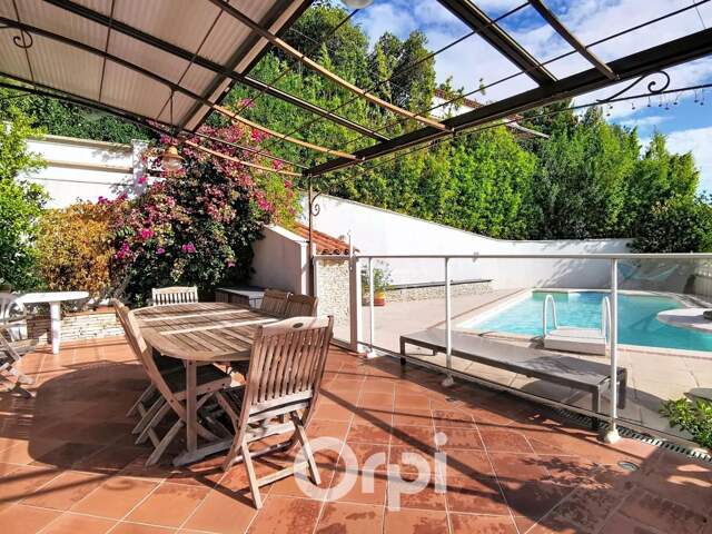 À vendre maison de type 5 d'environ 140m² habitables entièrement rénovée avec piscine et vue mer — photo du bien