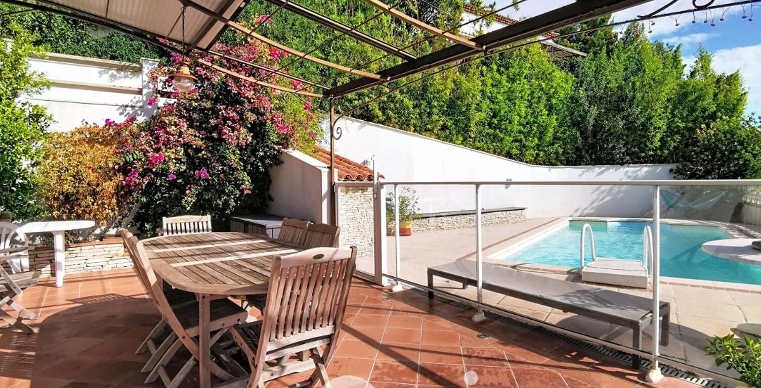 À vendre maison de type 5 d'environ 140m² habitables entièrement rénovée avec piscine et vue mer — photo 1