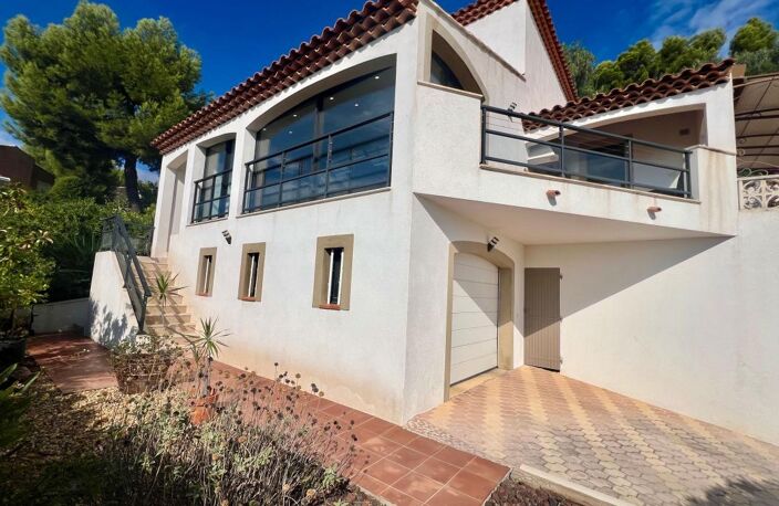 À vendre maison de type 5 d'environ 140m² habitables entièrement rénovée avec piscine et vue mer — photo 2