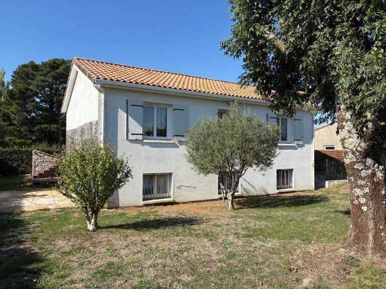 À Vendre à GERMOND ROUVRE à 12 km de Niort, maison 3 chambres rénovée avec piscine — photo 1