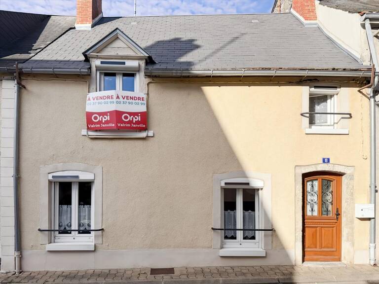 Opportunité à Janville-en-Beauce (28310) : Maison de ville fonctionnelle — photo 1