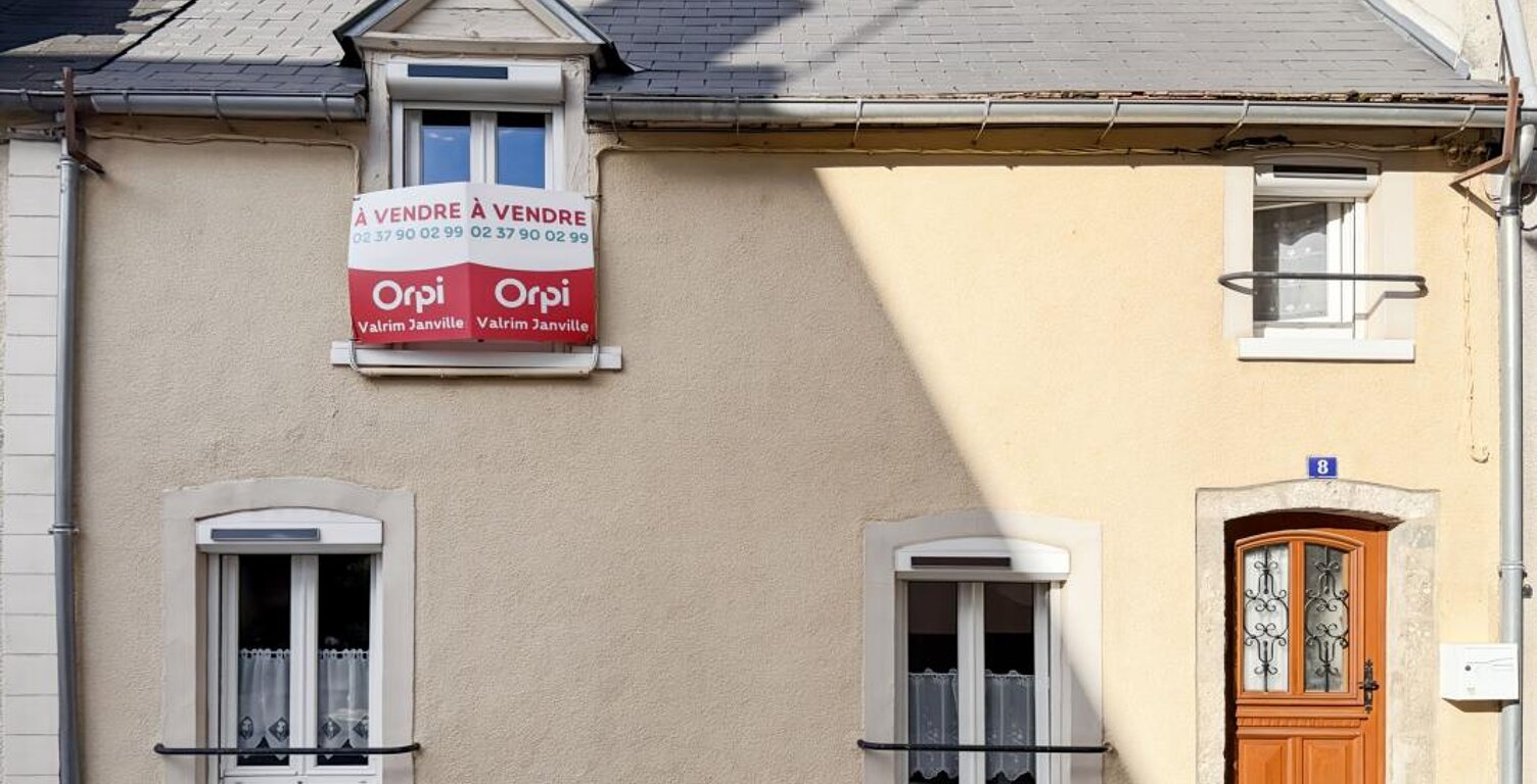 Opportunité à Janville-en-Beauce (28310) : Maison de ville fonctionnelle — photo 1