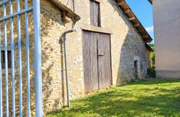 ANCIENNE FERME AVEC DEPENDANCES ET TERRAIN DE 1 HA 900 — photo 2