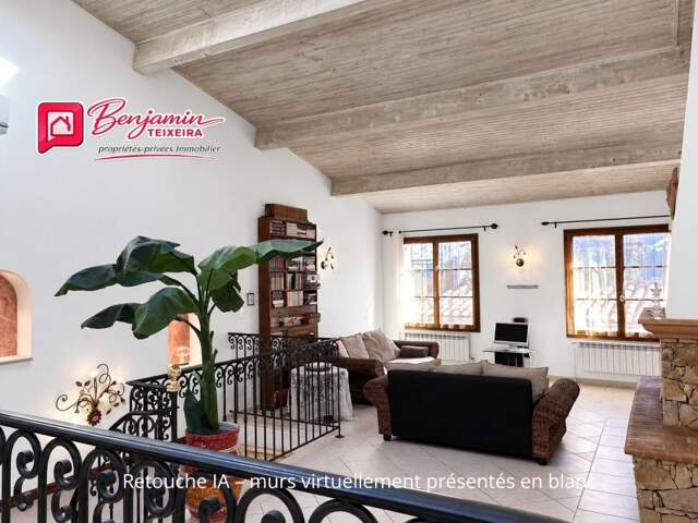 Maison Frejus 4 pièce(s) 110 m2 + double GARAGE - salon / cuisine, 3 chambres, 2 WC, salle d'eau — photo du bien