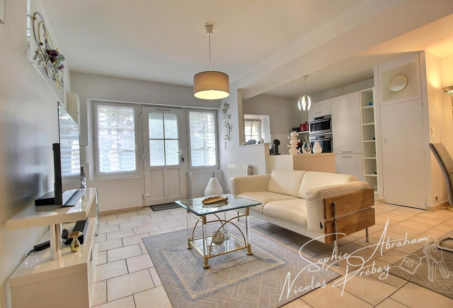 Logement de 2 pièces, 1 chambre, 1 bureau, 2 places de parkings, caves et cour-terrasse privée — photo 1