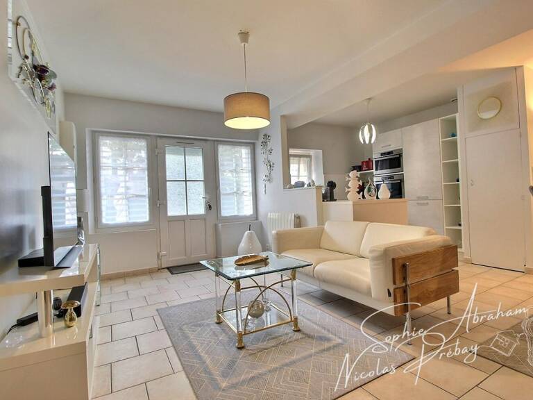 Logement de 2 pièces, 1 chambre, 1 bureau, 2 places de parkings, caves et cour-terrasse privée — photo 1