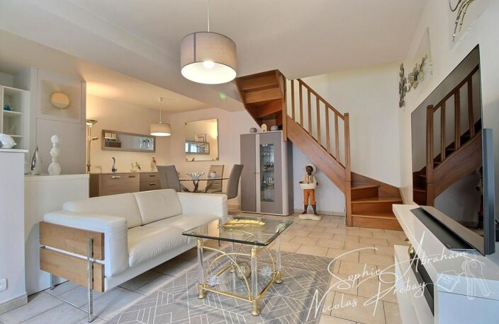 Logement de 2 pièces, 1 chambre, 1 bureau, 2 places de parkings, caves et cour-terrasse privée — photo 2