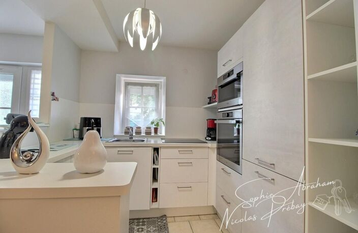 Logement de 2 pièces, 1 chambre, 1 bureau, 2 places de parkings, caves et cour-terrasse privée — photo 3
