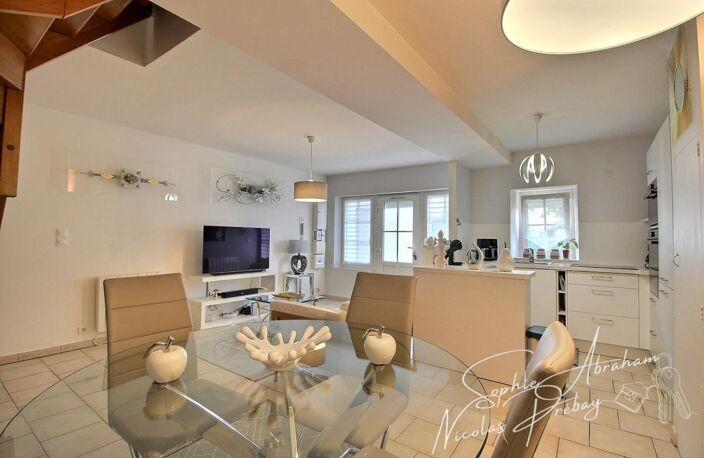 Logement de 2 pièces, 1 chambre, 1 bureau, 2 places de parkings, caves et cour-terrasse privée — photo 4