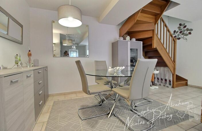 Logement de 2 pièces, 1 chambre, 1 bureau, 2 places de parkings, caves et cour-terrasse privée — photo 5