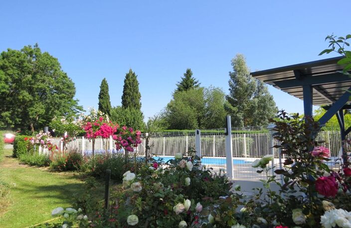 Maison de famille de caractère,  restaurée, jardin et piscine — photo 4