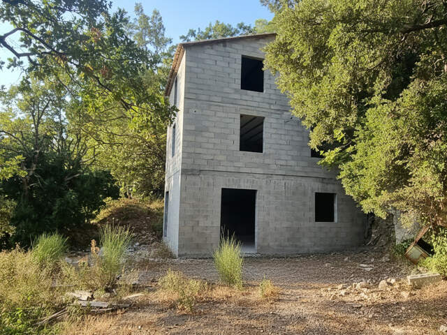 Villa a finir sur plus de 9 hectares!! — photo du bien