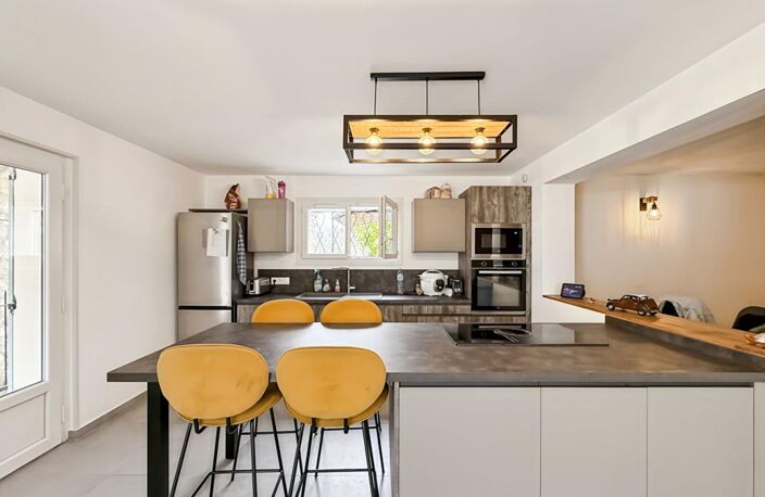 Maison avec appartement indépendant, piscine et jardin à Mollégès — photo 4