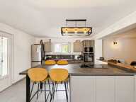 Maison avec appartement indépendant, piscine et jardin à Mollégès — photo 4