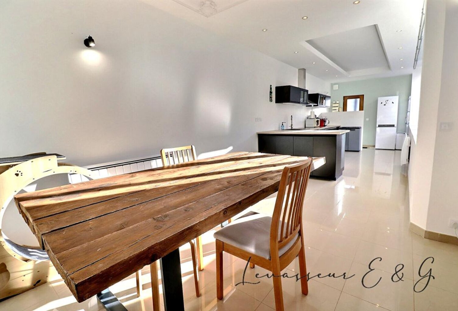 MÉRU CENTRE - APPARTEMENT ENTIÈREMENT RÉNOVÉ 61.64m² - REZ-DE-CHAUSSÉE - 2 STATIONNEMENTS — photo 1