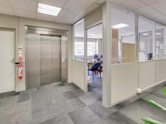 Exclusivité Corpimmo. Plateau de bureaux à louer de 182 m² en étage. Centre ville. Surface lumineuse, traversante, aménagement flexible — photo du bien