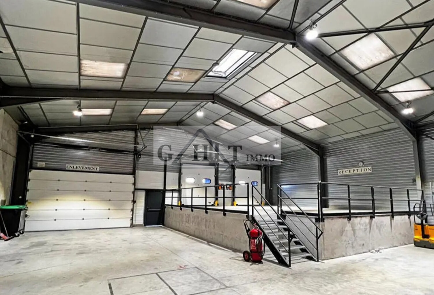 ENTREPOT 972 M² A VENDRE A ST FARGEAU — photo 1