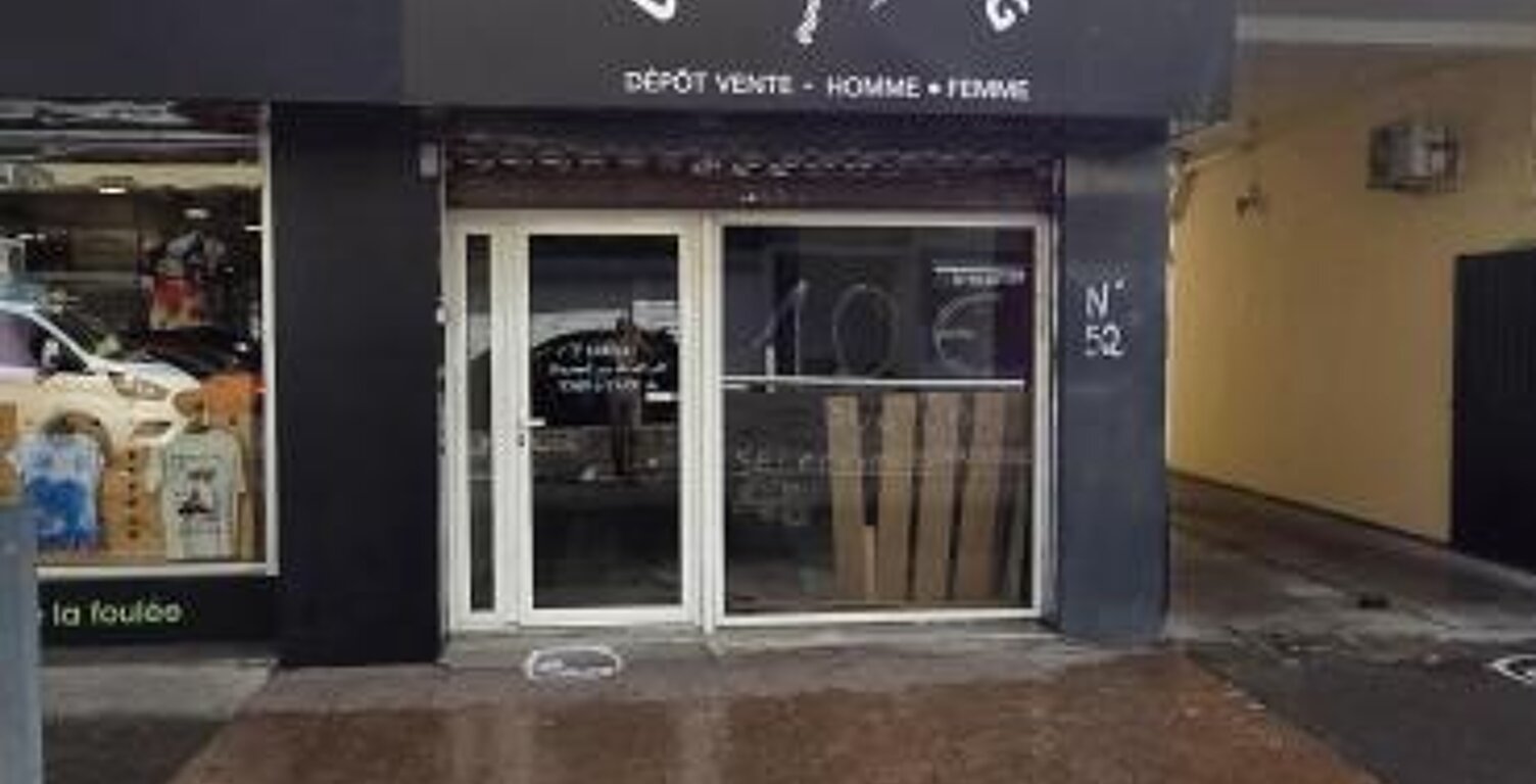 A LOUER LOCAL DE 73M² ENV ST PIERRE CENTRE — photo 1