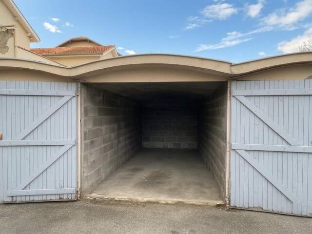 Garage fermé plain-pied  proximité St-Cyprien — photo du bien