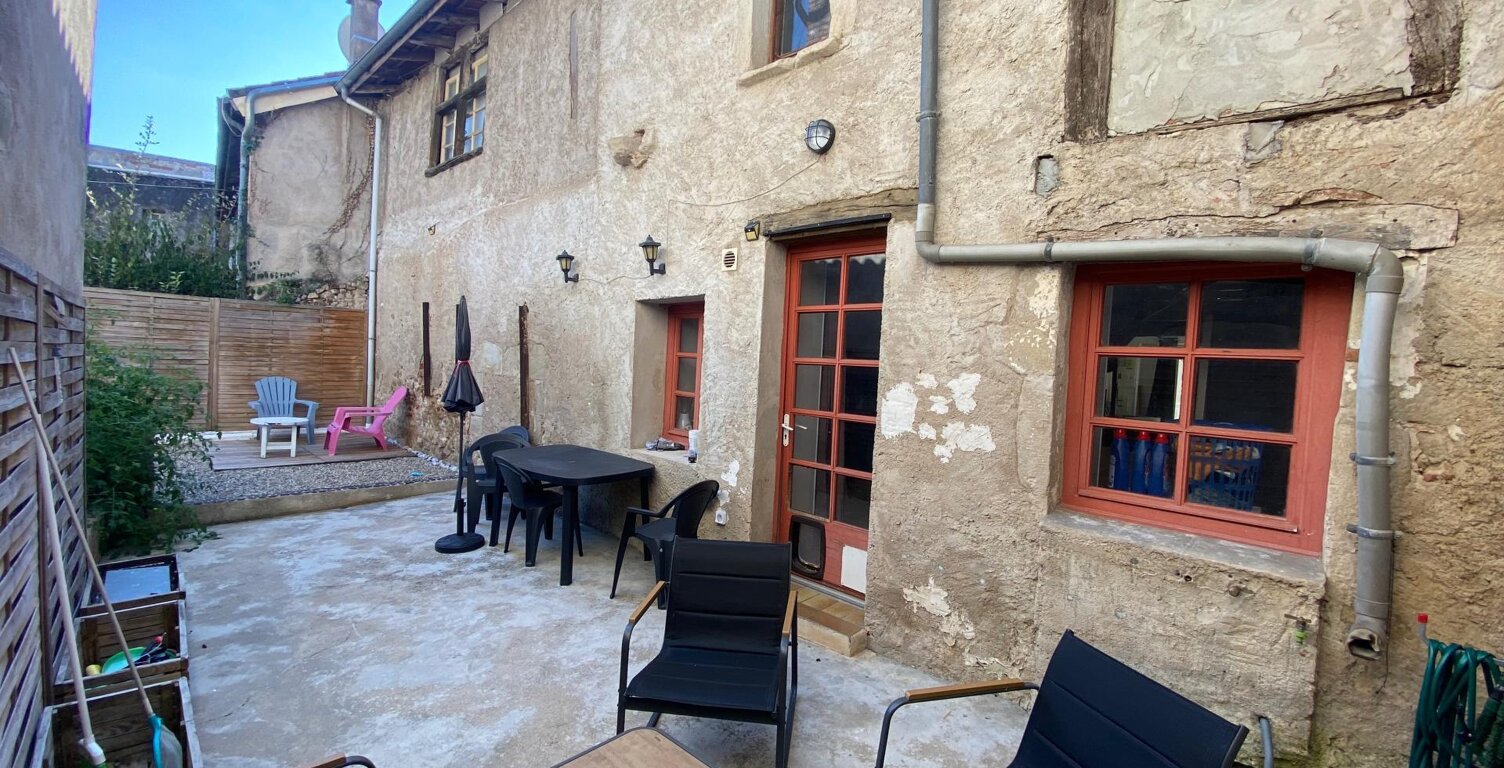 Maison de Ville avec extérieur — photo 1