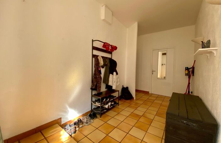 Maison de Ville avec extérieur — photo 3