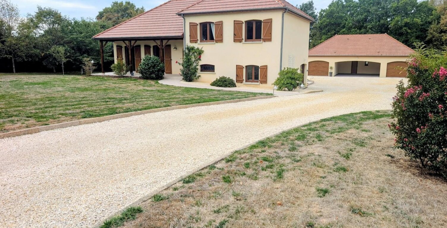 Maison de 95 m², 3 chambres, sous-sol, garages. — photo 1
