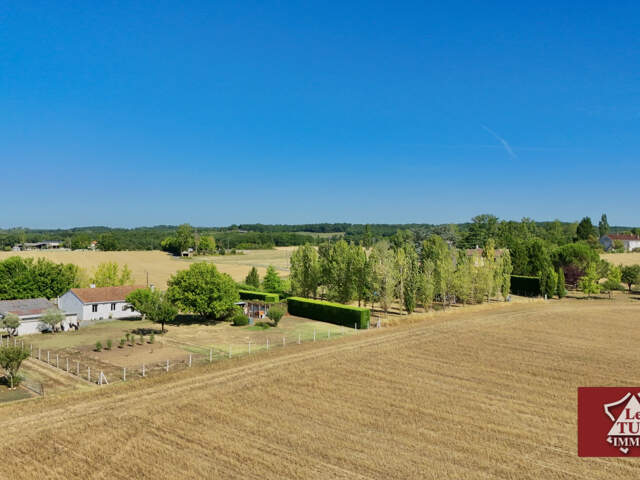Maison de plain pied avec double garage et dépendance. — photo du bien