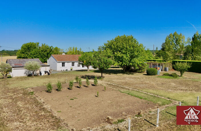 Maison de plain pied avec double garage et dépendance. — photo 2