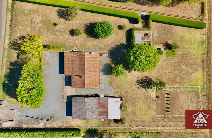 Maison de plain pied avec double garage et dépendance. — photo 3
