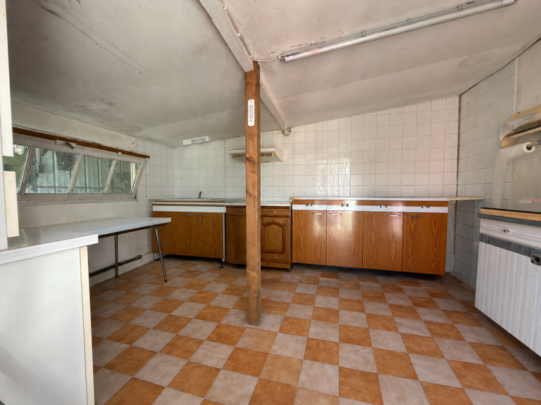 Maison de plain pied avec double garage et dépendance. — photo 1