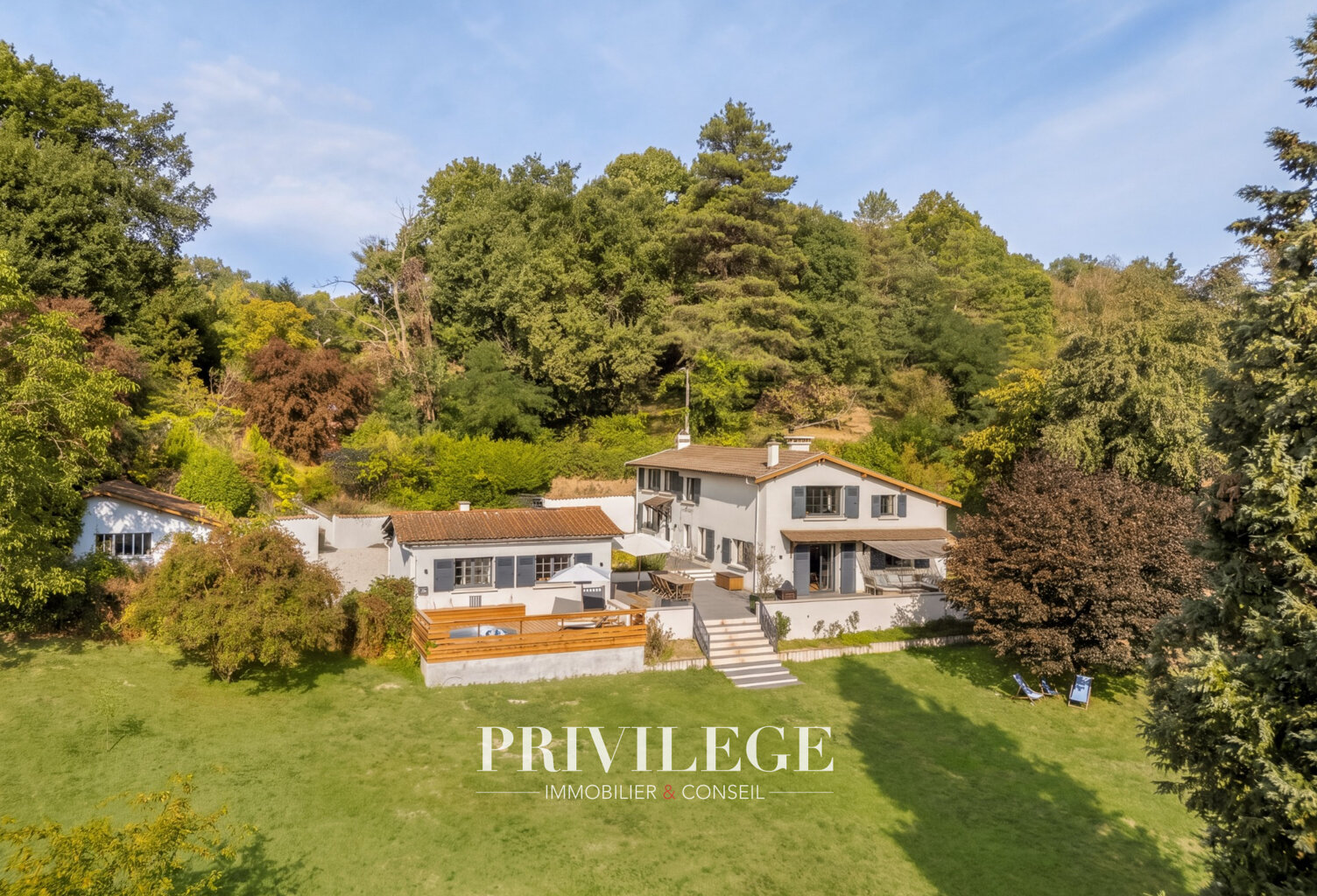 Reyrieux   Maison de charme rénovée, dépendance et 4 300 m2 — photo 1