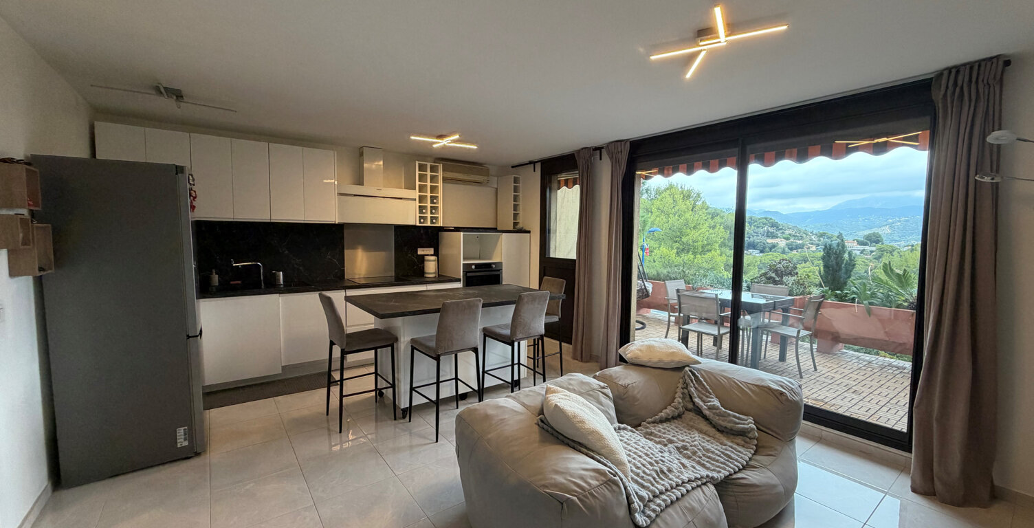 STUDIO MEUBLE AVEC TERRASSE — photo 1