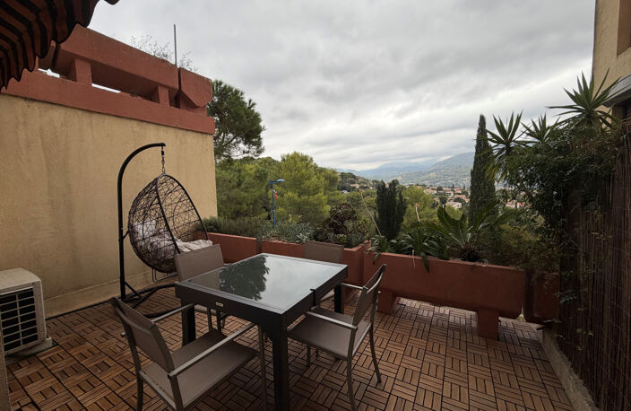 STUDIO MEUBLE AVEC TERRASSE — photo 5
