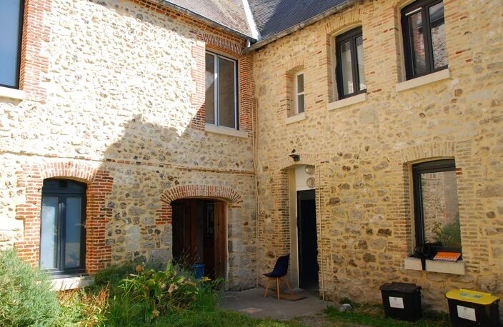 FECAMP IMMEUBLE DE RAPPORT DANS UNE MAISON BRIQUES ET SILEX AVEC JARDIN ET DEPENDANCES — photo 2